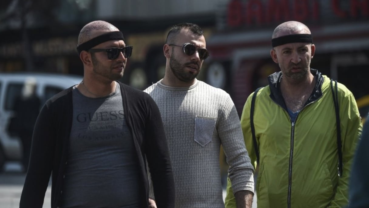 Impossible de rater ces hommes au crâne fraîchement rasé et bandé qui déambulent dans les lieux les plus touristiques d'Istanbul.
