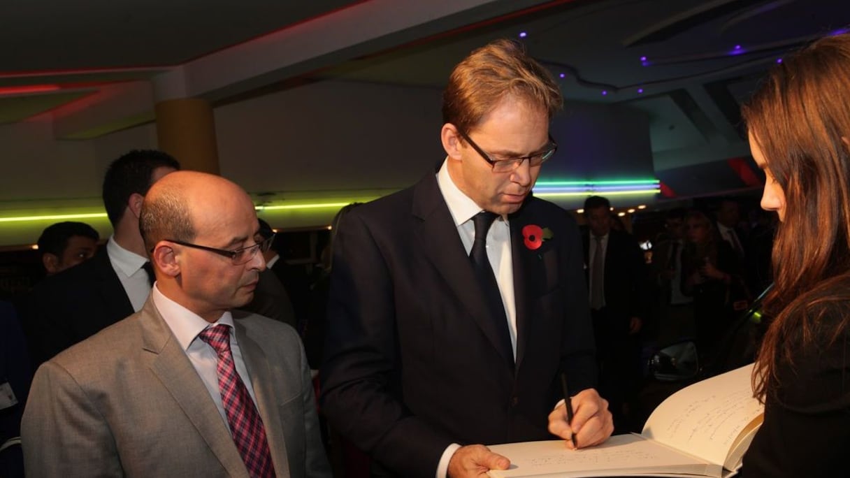 Fadel agoumi de la CGEM et Tobias ellwood le  Secrétaire d'Etat britannique chargé de la région MENA signe le livre d'or de la CGEM
