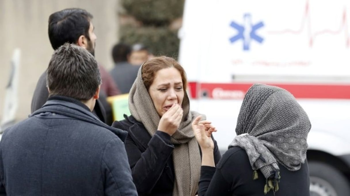 Des proches des passagers d'un avion iranien qui s'est écrasé dimanche 18 février 2018 réunis devant une mosquée de Téhéran.
