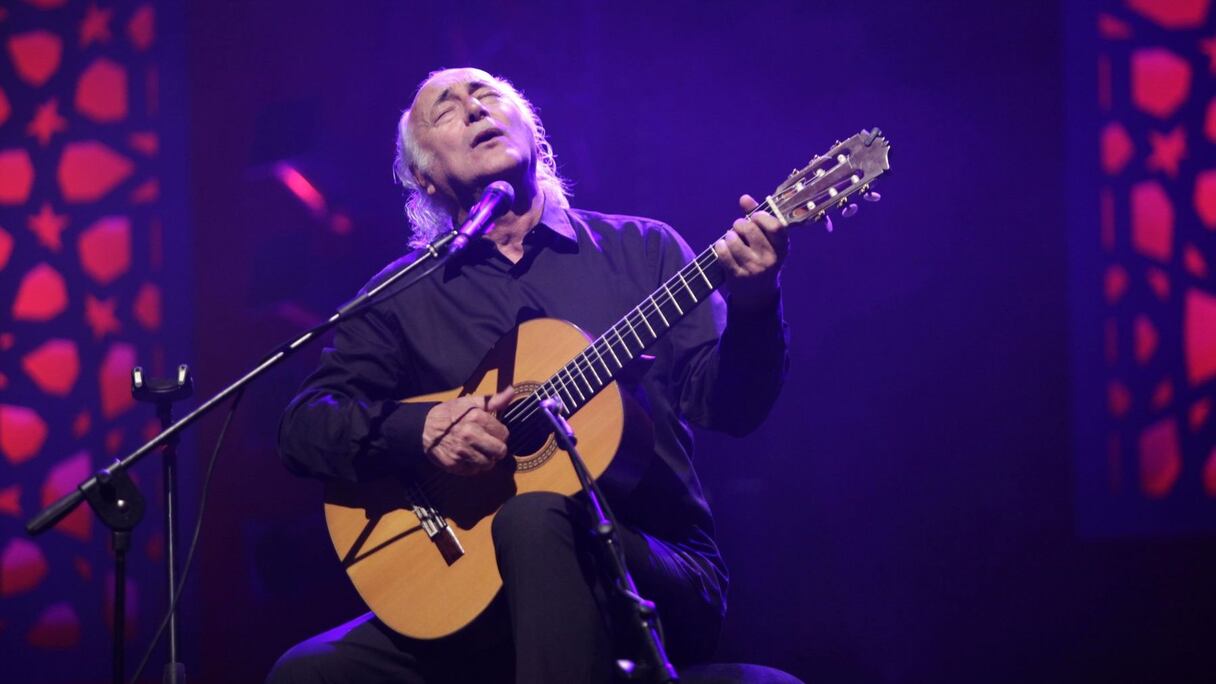 L'artiste espagnol Amancio Prada était au théâtre Mohammed V pour une intime soirée poétique où il interprétera des chansons à texte portant sa signature ou celles de grands poètes qu'il affectionne.  
