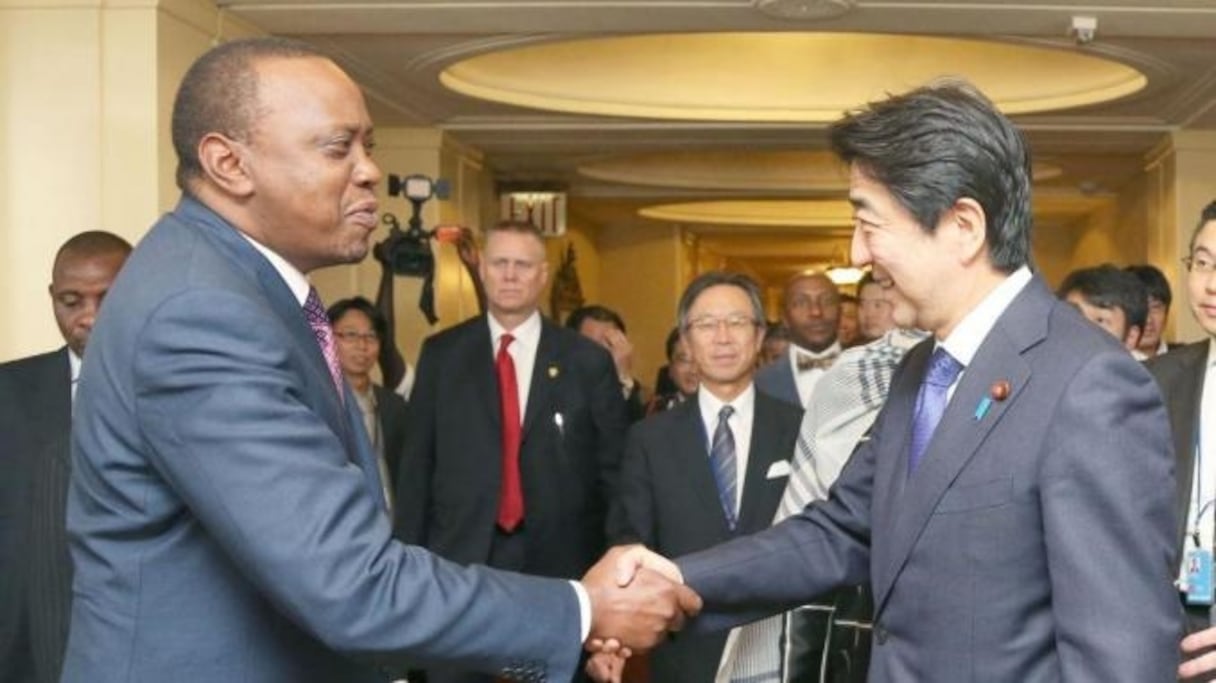 Uhuru Kenyatta, président kényan, et Shinzo Abe, premier ministre japonais.
