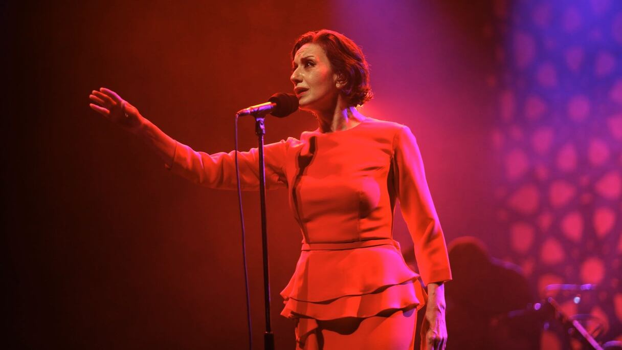 Au théâtre Mohammed V, la voix prenante, poignante, de la chanteuse espagnole Luz Casal, a ébranlé les âmes. Un concert d'une force indicible. 
