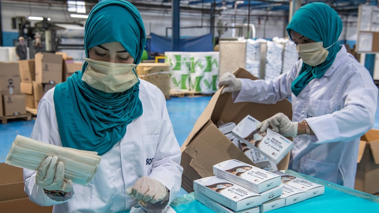 Dans une usine de production de masques.
