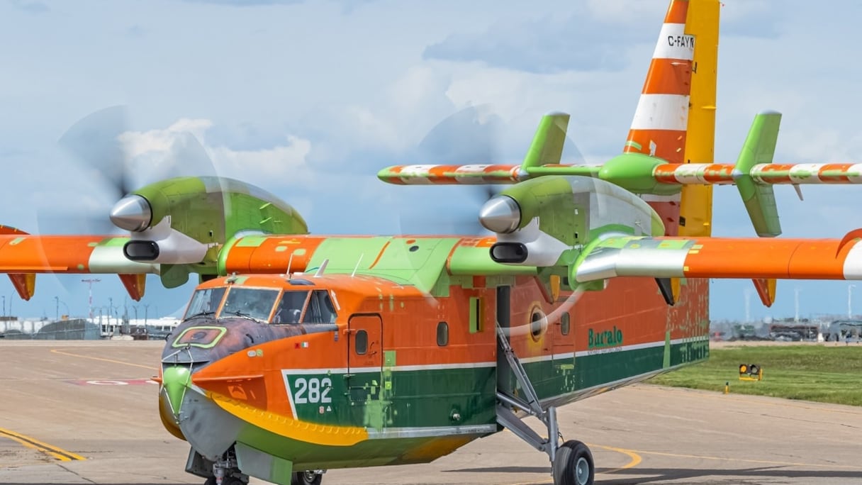 Un Canadair CL415, avion amphibie commandé par les Forces royales air (FRA). 
