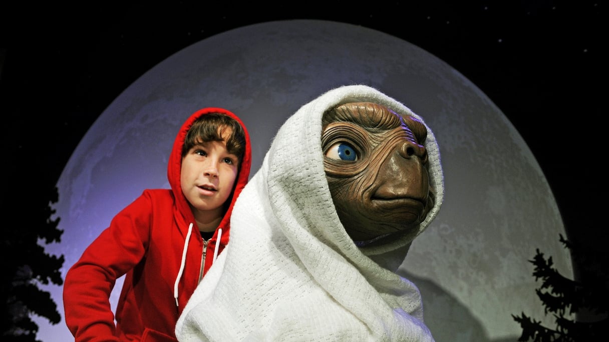 Reconstitution en statues de cire de la scène emblématique du classique de Steven Spielberg «E.T. The extra-terrestrial» (1982), avec la marionnette d'E.T. et de l'acteur Henry Thomas (Elliott), pour une exposition au musée de Madame Tussauds, à Sydney, en Australie, le 22 octobre 2012.
