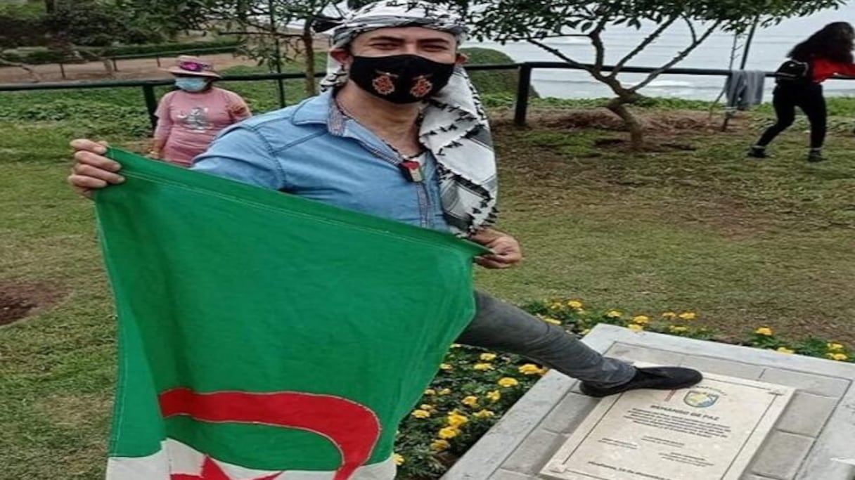 Un manifestant arborant un drapeau algérien marche sur la plaque commémorant le premier anniversaire du rétablissement des relations diplomatiques entre le Maroc et Israël, à Lima, au Pérou.
