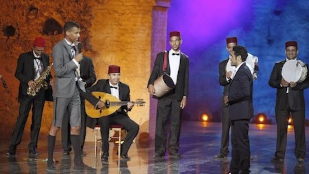 Jouant le jeu, les musiciens avaient tour à tour feint de le rassurer en faisant vibrer leurs instruments et l'artiste, convaincu, s'est lancé sur la piste. 
