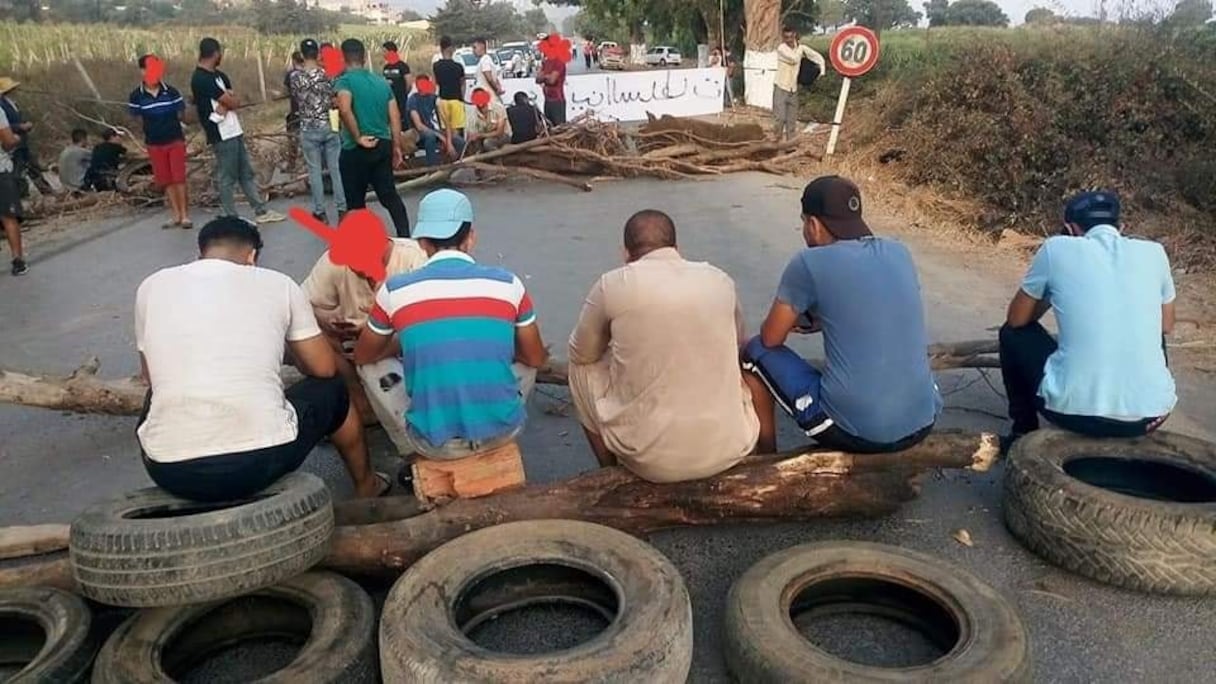 Les habitants de Azzefoun, bloquant la route Tizi Ouzou Béjaïa.
