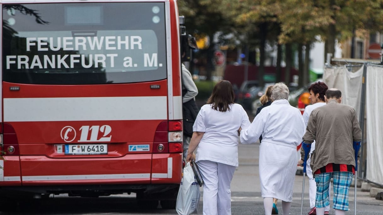 Evacuation de patients d'un hôpital à Francfort pour désamorcer une bombe britannique datant de la Seconde guerre mondiale. 
