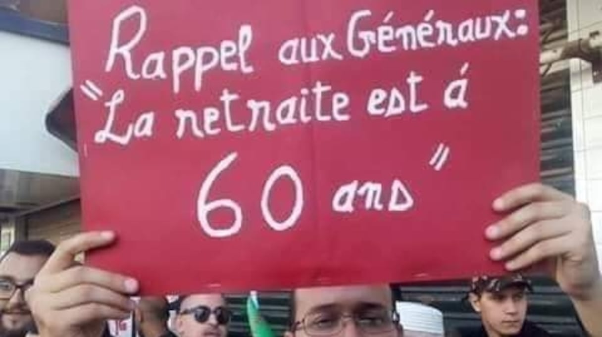 Pancartes anti-Gaïd Salah brandies lors des manifestations du 26 Avril 2019
