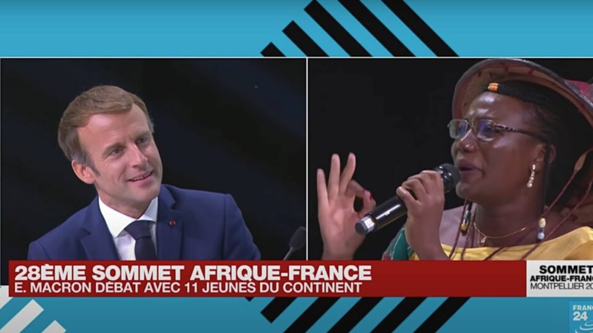 Lors de la 28e édition du sommet Afrique-France, le président Emmanuel Macron face à Ragnimwendé Eldaa Koama, entrepreneuse burkinabè.
