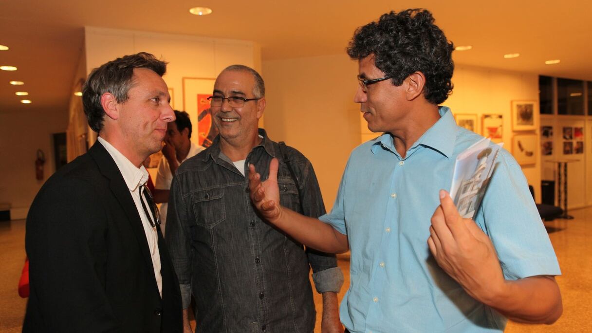 Mohamed Rachdi en grande discussion avec Alban Corbier Labasse, le nouveau directeur de l'Institut français de Casablanca.
