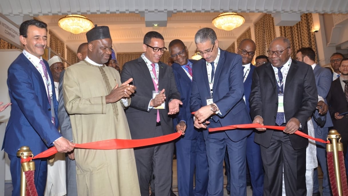 Aziz Rebbah, ministre marocain de l’Energie, des Mines et du Développement durable, accompagné de ses pairs africains, asiatiques et européens. 
