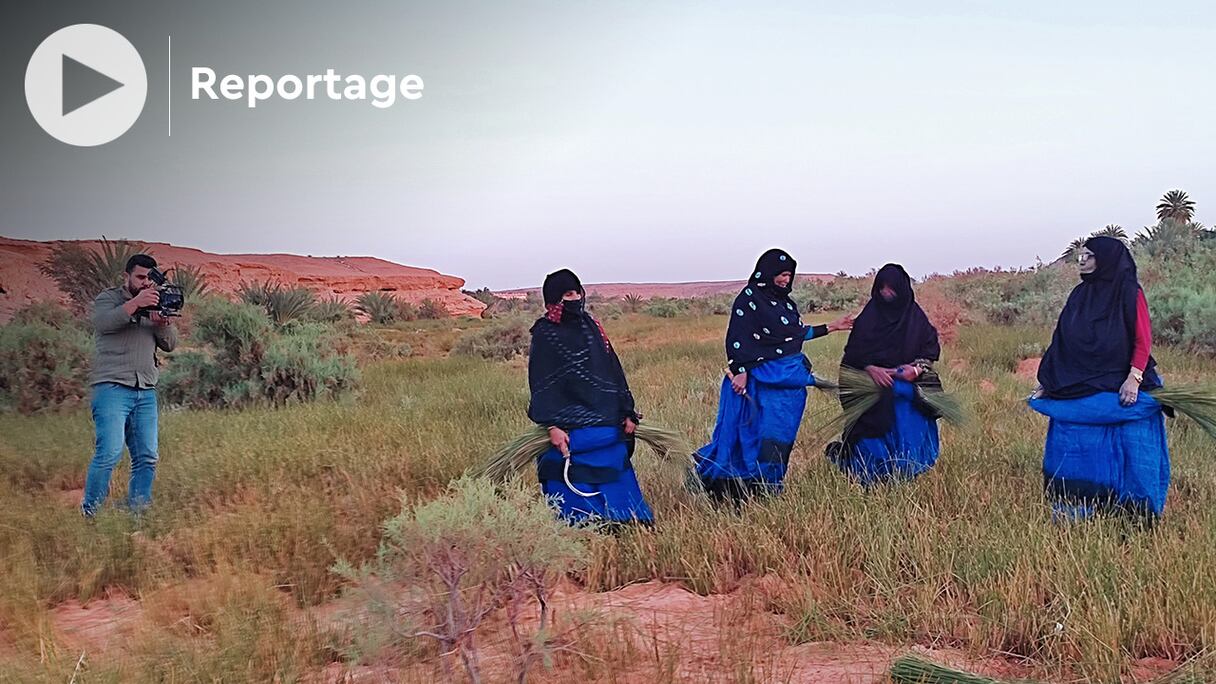 Moulay Khalid Boumeshouli en plein tournage du film documentaire «Les Femmes bleues».
