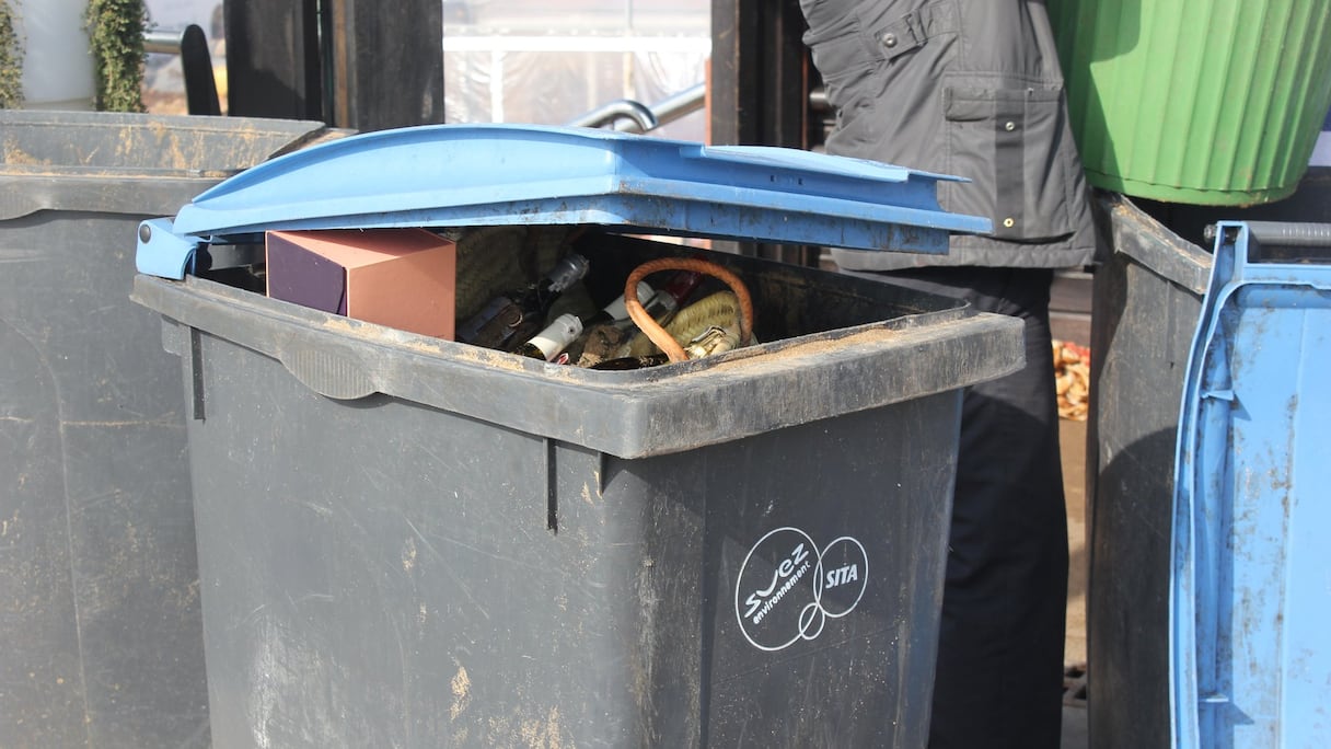 Des cartons de marchandises ont dû être jetés aux ordures ce matin par certaines enseignes dont les cuisines ont été ravagées par les eaux.
