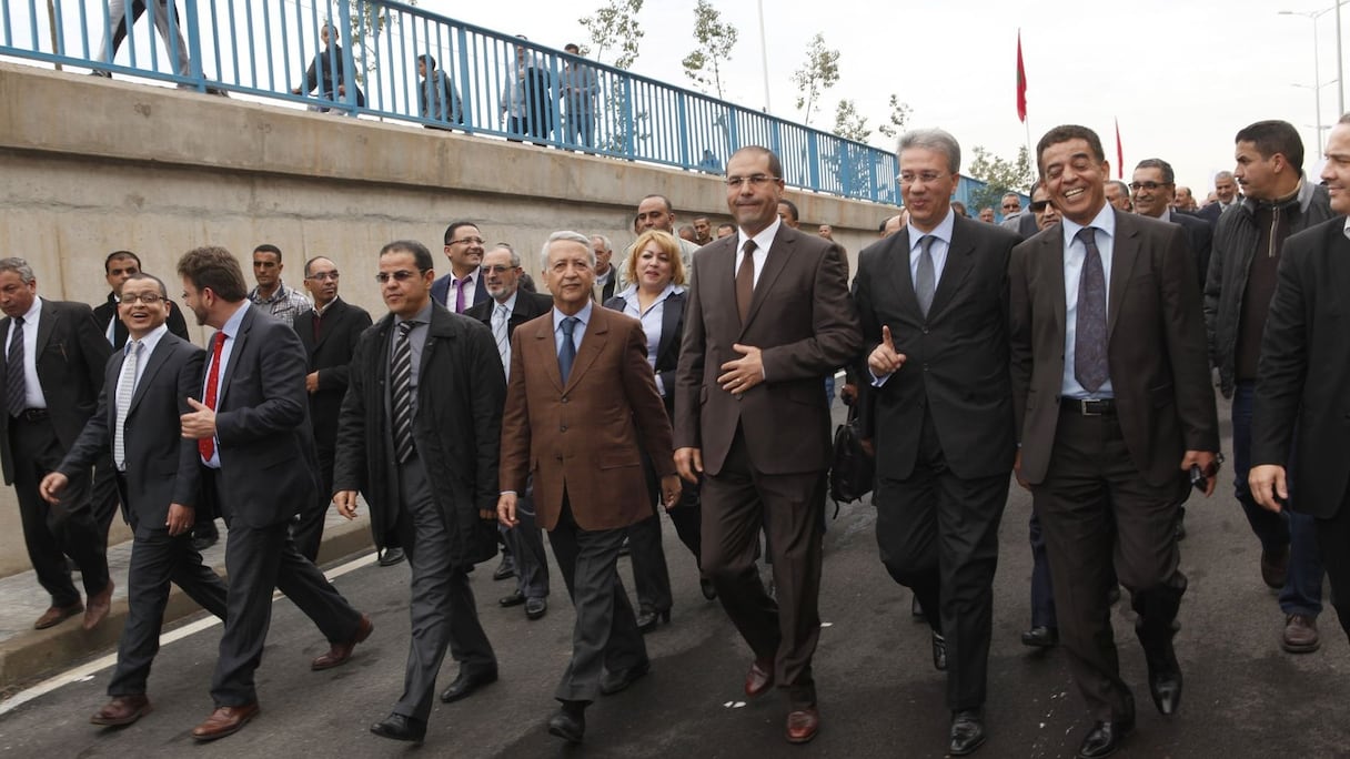 Les officiels ouvrent la voie... à pied en attendant que les automobilistes puissent emprunter cette nouvelle voie qui reliera les zones de Hay Hassani, Maârif et Beauséjour aux quartiers Polo et Ain Chock.
