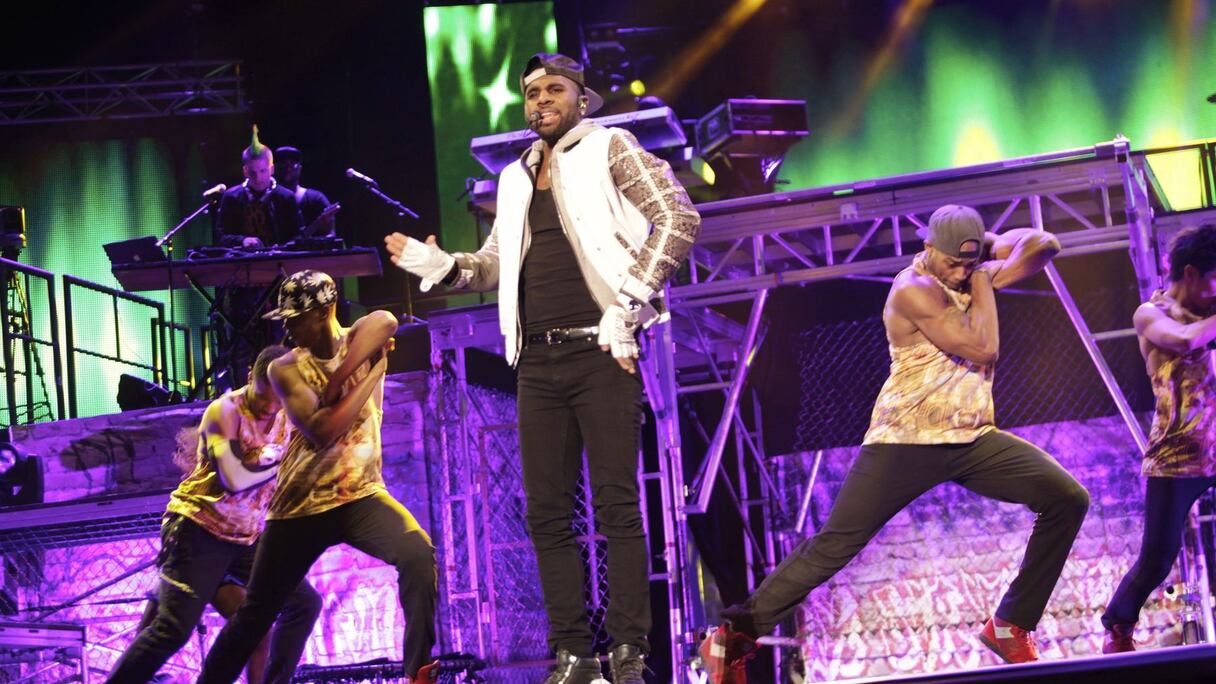 Entouré de fabuleux danseurs, Jason Derülo offrira au public une incroyable performance scénique. Les hits se succèdent, endiablés, portés par des chorégraphies époustouflantes! 
