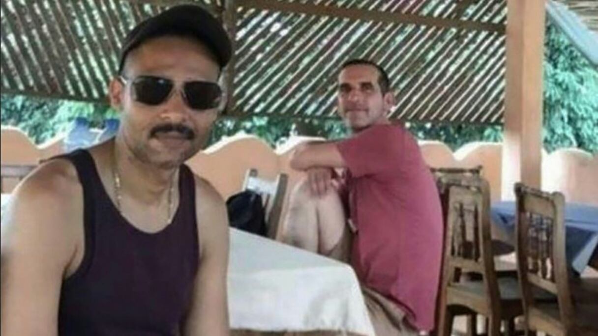 Photo non datée des deux ex-otages français Laurent Lassimouillas (G) et Patrick Picque, dans un lieu non déterminé, obtenue le 10 mai 2019.
