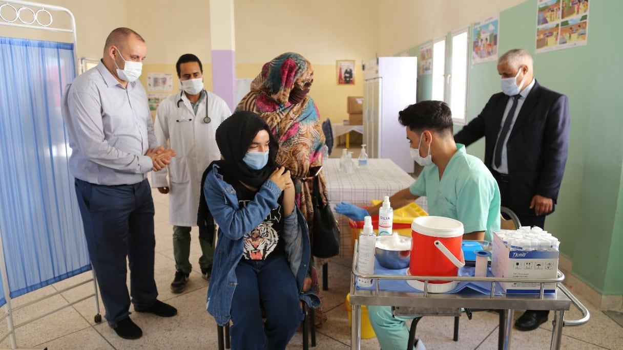 Organisation d’une rencontre de coordination et de communication à Dakhla, en vue de réussir l'opération de vaccination des élèves de 12 à 17 ans contre le Covid-19 et d'assurer une rentrée scolaire sûre pour l'année 2021-2022. 
