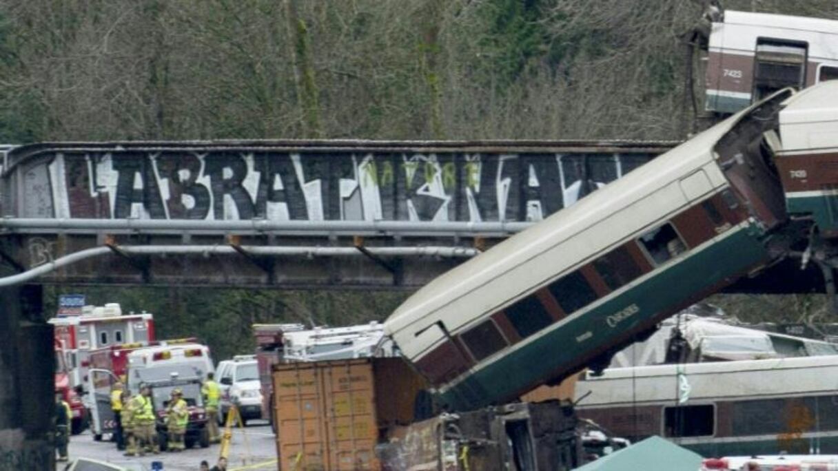 Le train a déraillé sur un pont qui surplombe une autoroute.
