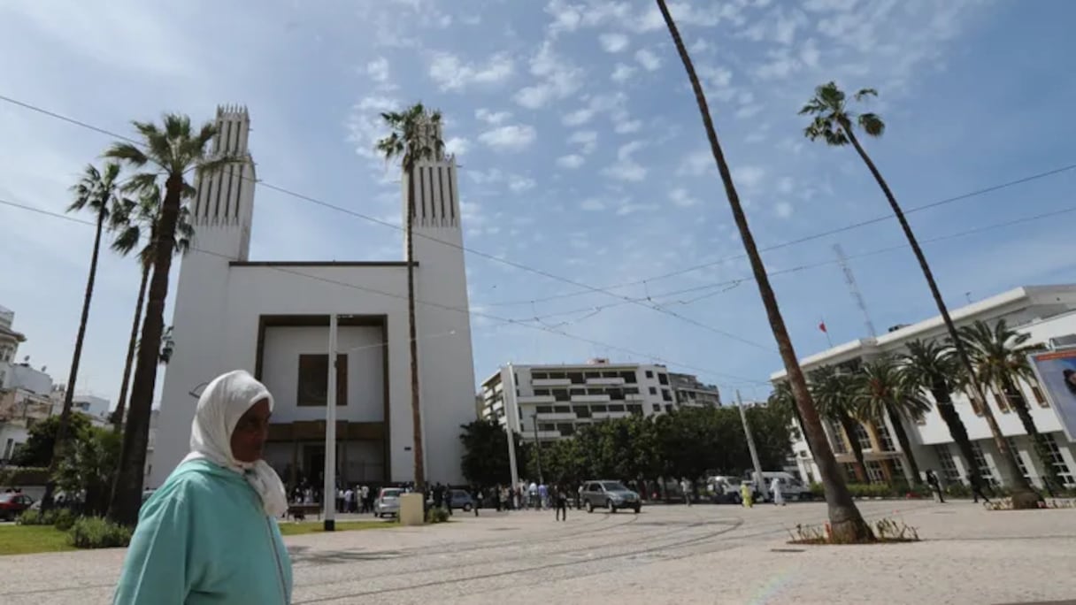 Devant la cathédrale Saint-Pierre de Rabat.
