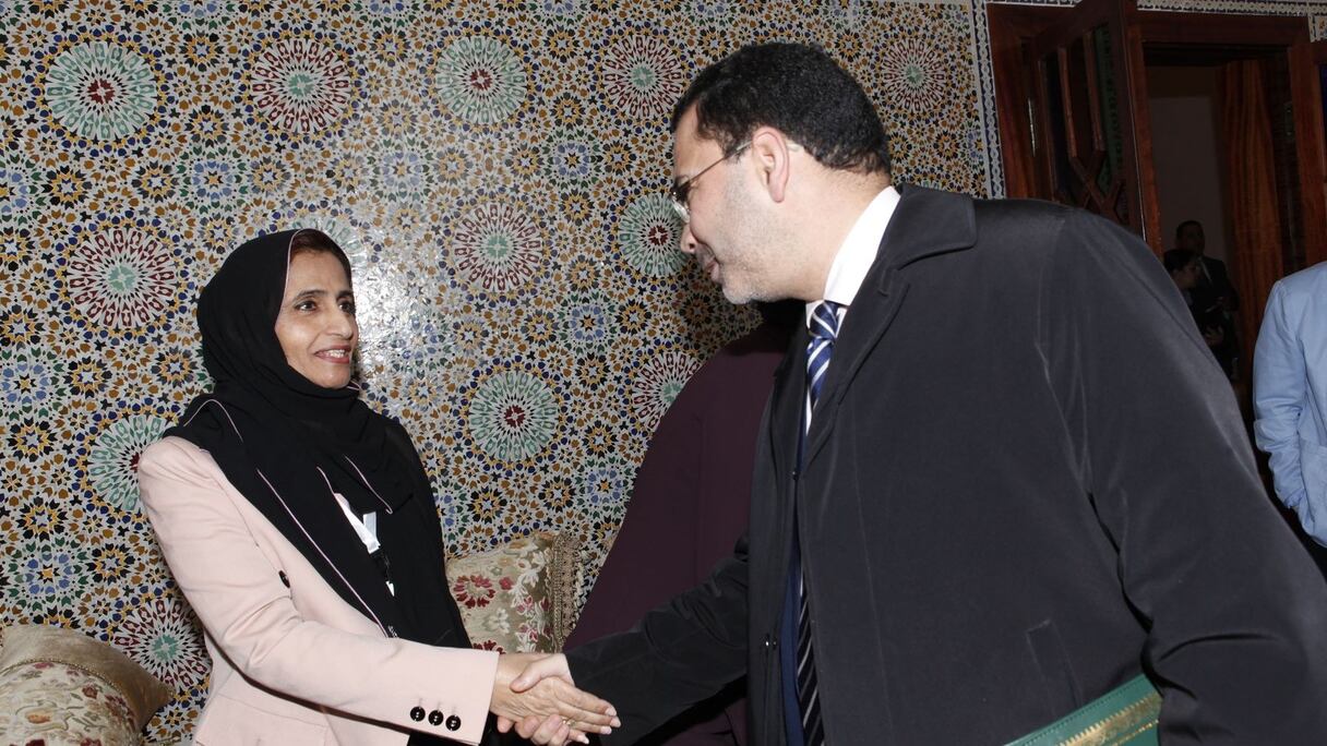 La ministre émiratie de l'Education, Sheikha Seif Al-Shami, échange quelques mots avec le ministre de la Communication Mustapha El Khalfi.
