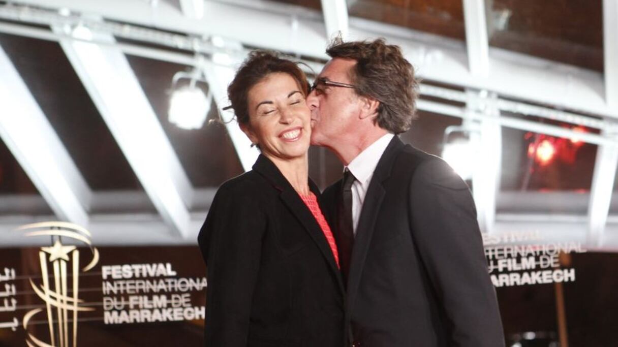 François Cluzet, qui a tant ému dans Les Intouchables, embrasse sa femme, rayonnante, avec passion.
