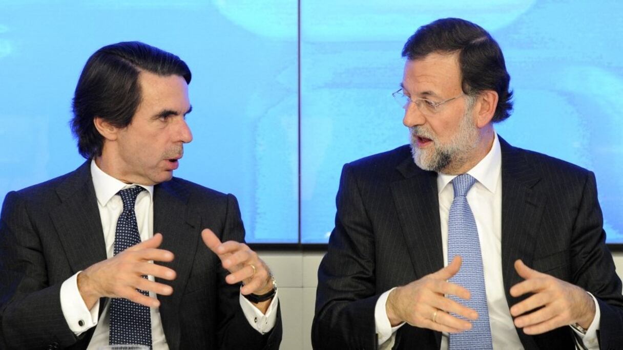 Dans cette photographie prise à Madrid le 21 novembre 2011, Mariano Rajoy (à droite), Premier ministre de 2011 à 2018, s'entretient avec José Maria Aznar, Premier ministre de 1996 à 2004.