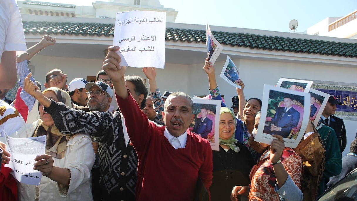 Plus d'une centaine de manifestants se sont donné rendez-vous ce matin à 10h devant les portes du consulat algérien à Casablanca
