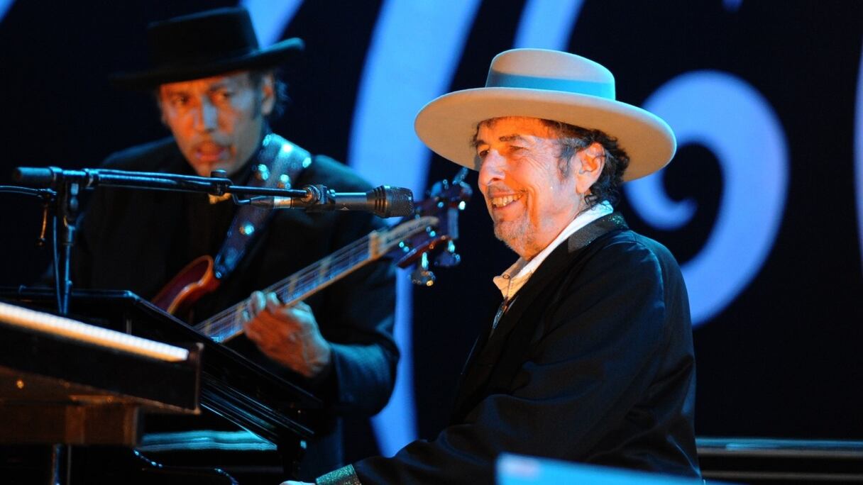 Bob Dylan, ici en concert à Carhaix-Plouguer, dans l'ouest de la France, le 22 juillet 2012 (archives). La légende américaine du rock et du folk est poursuivie devant un tribunal de New York par une femme qui affirme avoir été sexuellement agressée il y a 60 ans, âgée de 12 ans.
