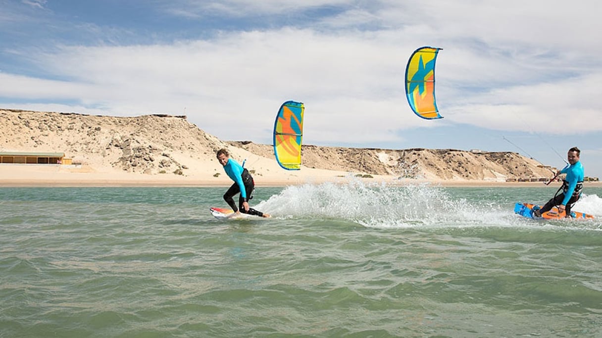 Kitesurfeurs, dans la baie de Dakhla (région de Dakhla Oued Ed-Dahab). 
