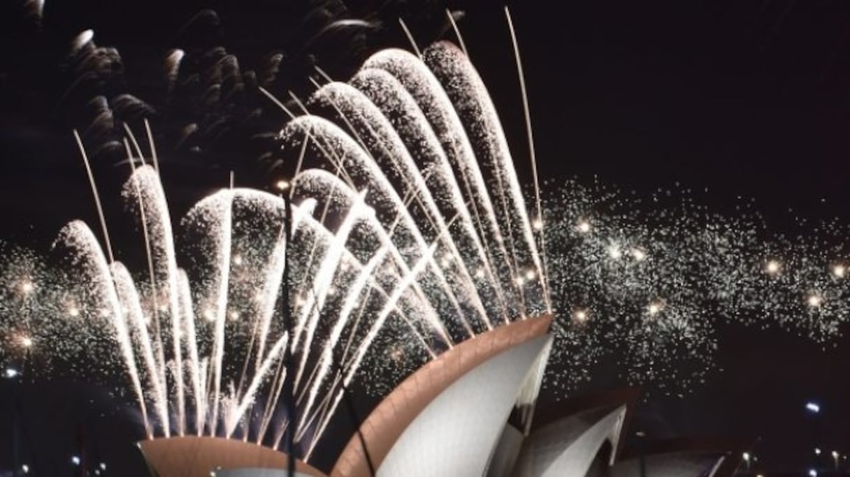 A minuit pile (14h00 au Maroc), 1,5 million de spectateurs ont été invités à découvrir une féerie pyrotechnique de toutes les couleurs au-dessus de l'emblématique baie de Sydney.
