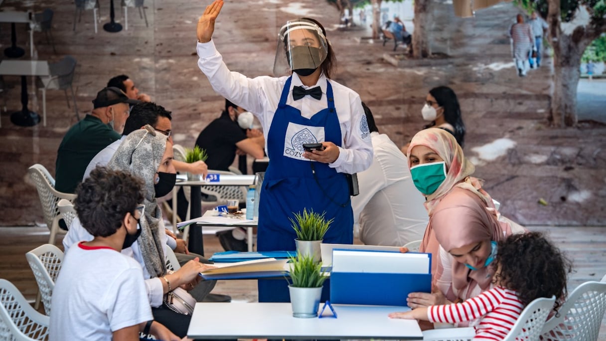 Des personnes masquées dans un café de Rabat, après que les autorités ont assoupli les mesures de restriction, qui avaient été mises en place afin de limiter la propagation du coronavirus, le 25 juin 2020.
