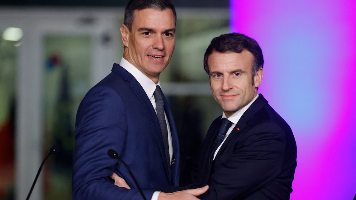 Le Premier ministre espagnol Pedro Sanchez (à gauche) et le président français Emmanuel Macron après une conférence de presse conjointe lors du sommet du groupe euro-méditerranéen UE-MED9 le 9 décembre 2022 à Alicante. 
