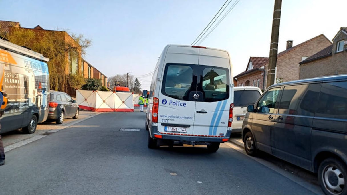 Une voiture a foncé dans une foule au matin du 20 mars 2022, à Strépy-Bracquegnies, en Belgique. 
