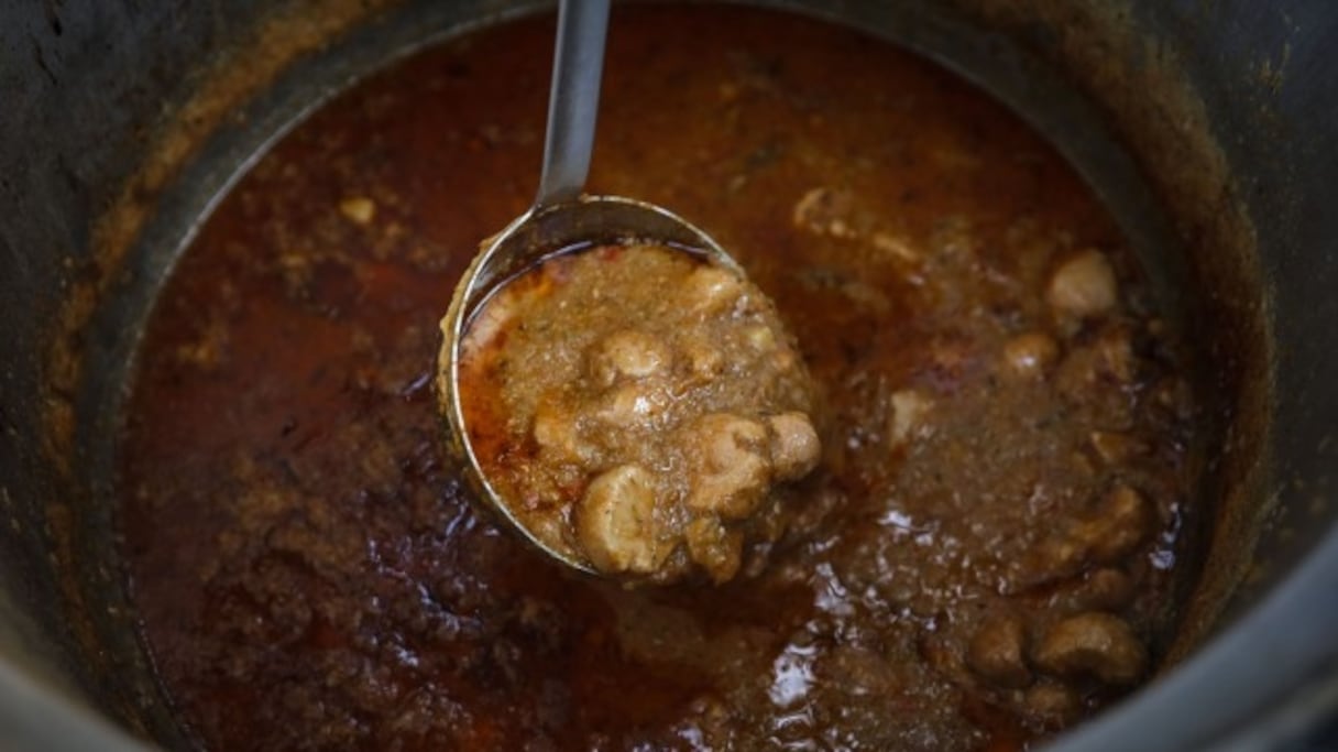 Les testicules cuisinés, de couleur grise avec une texture de rognons, pourraient en rebuter certains, mais les participants en vantent la saveur et les prétendues propriétés aphrodisiaques.
