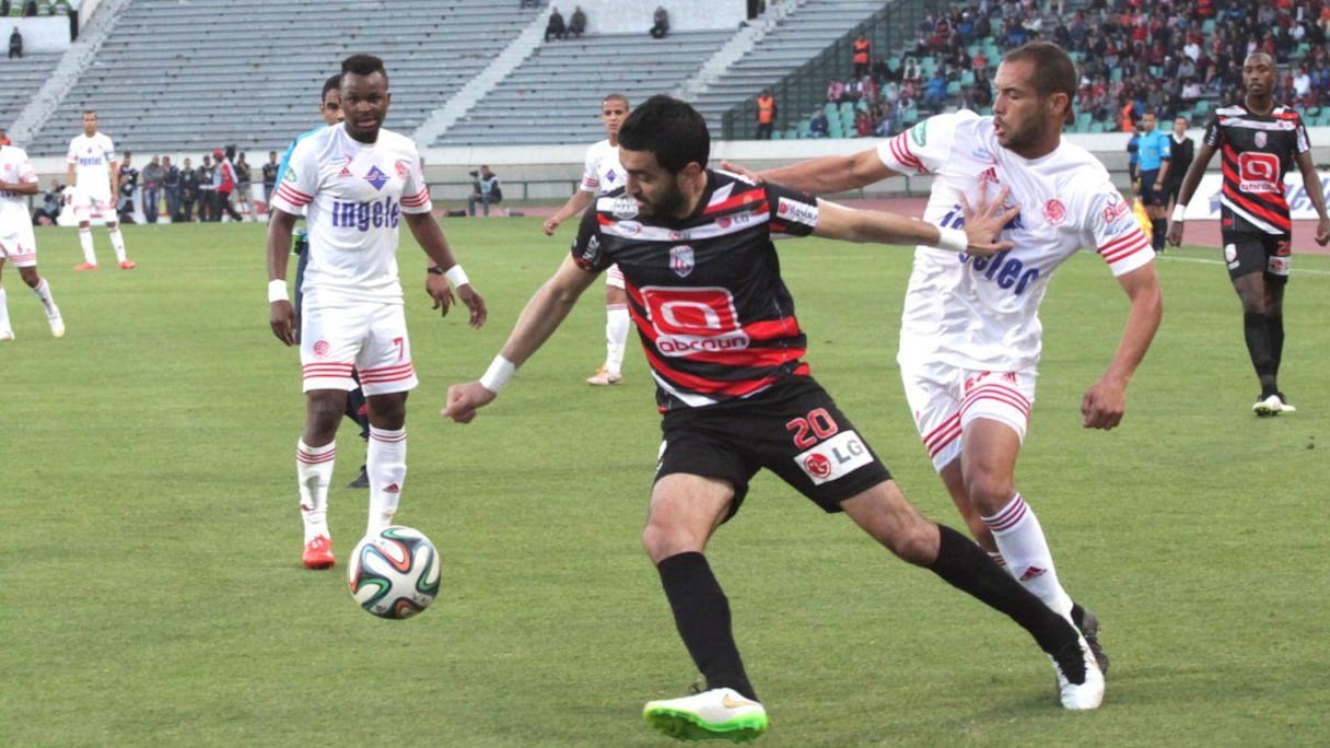 Ça joue beaucoup des bras pour écarter ses adversaires directs.