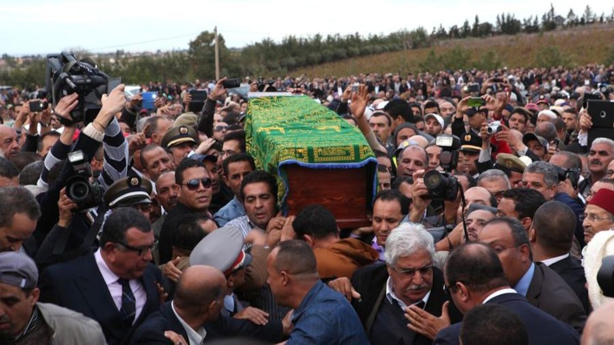 Le cercueil du défunt a été porté par sa famille et ses amis qui se sont frayé un chemin parmi la vaste foule endeuillée.
