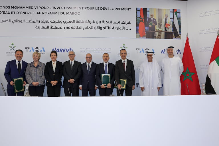 Une photographie de famille immortalisant le partenariat stratégique entre un consortium maroco-émirati et des acteurs publics pour le développement d’infrastructures hydriques et énergétiques prioritaires au Maroc.