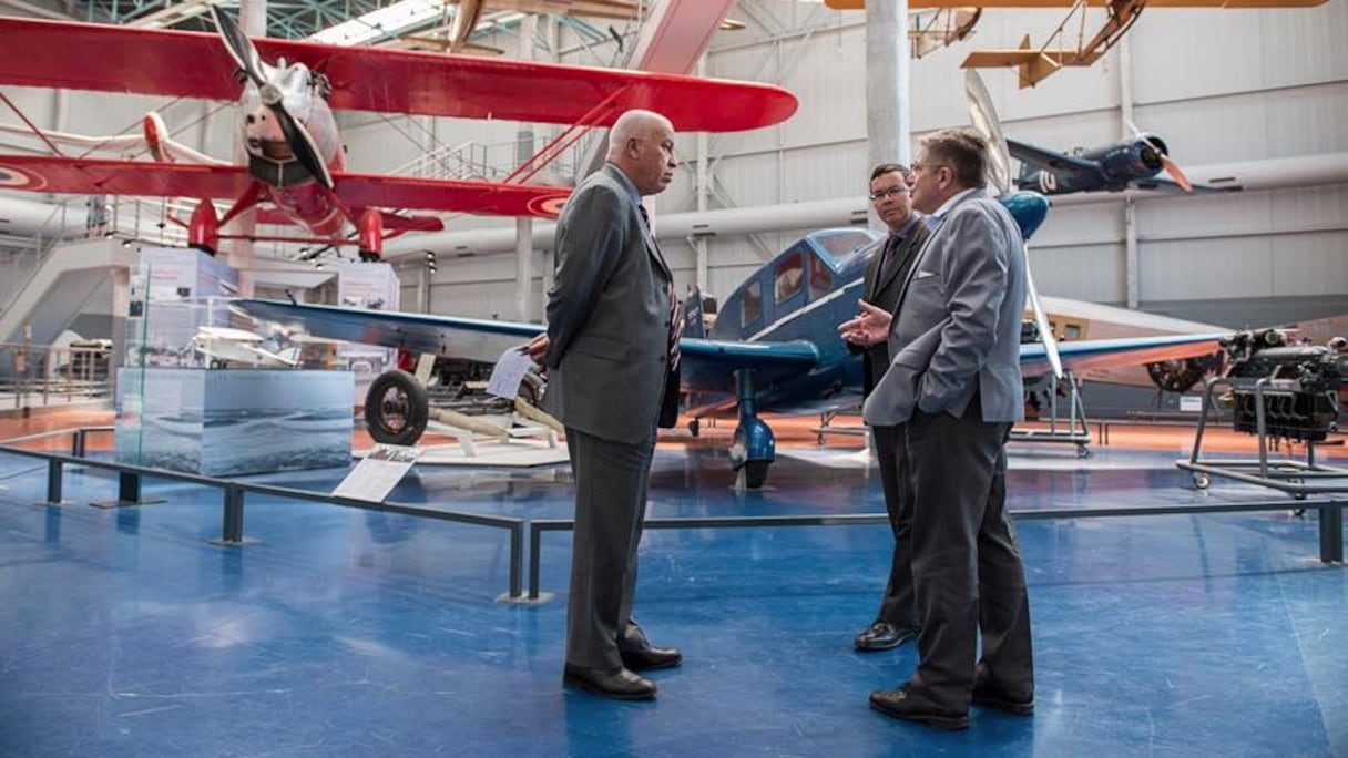 Deux officiers des FAR en prospection au musée de l'Espace, au Bourget.
