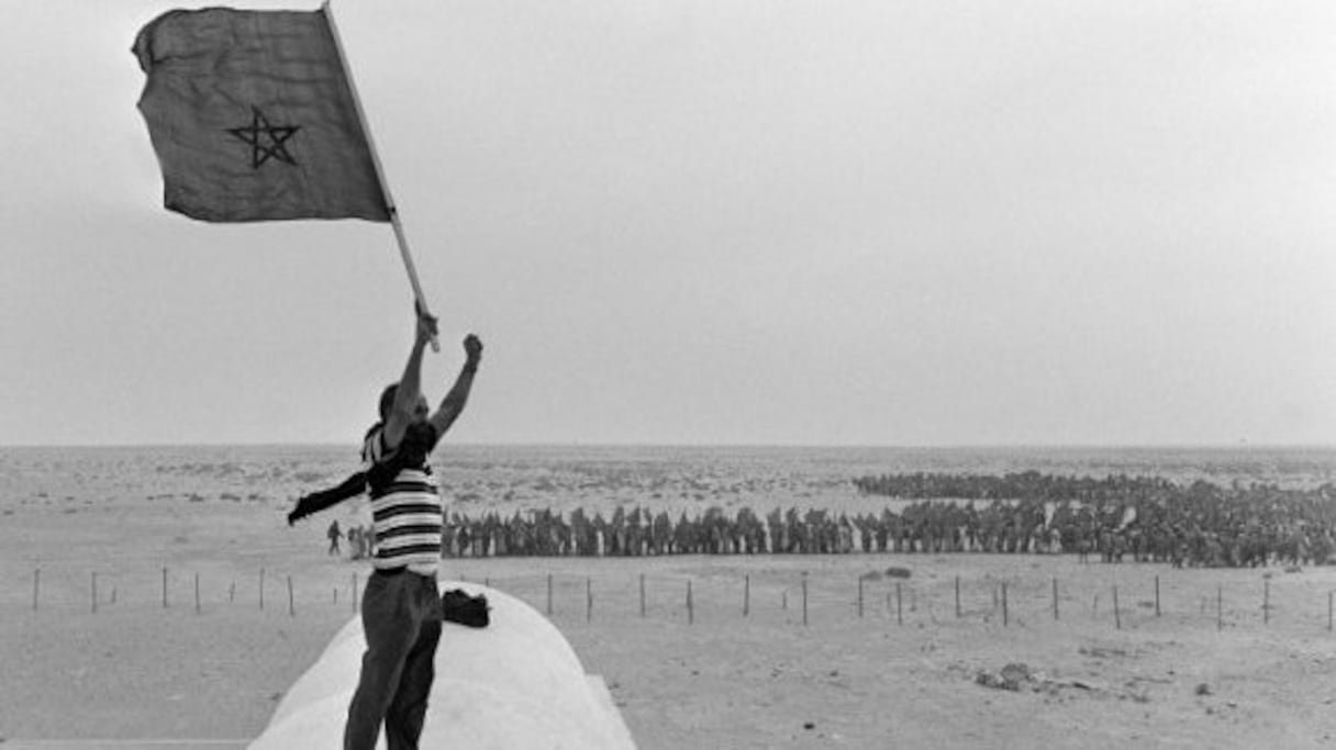 Et le drapeau brandi vers le ciel comme un hymne à la foi, comme un hymne à l'amour.  
