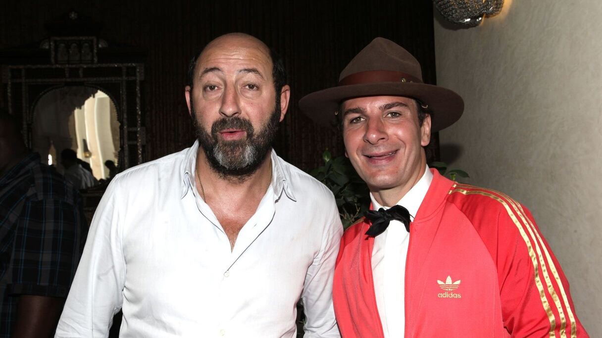 Kad Merrad a fait mine d'hésiter à nous parler car, nous a-t-il confié, il venait de manger et sentait l'ail. Nous l'avons rassuré en lui affirmant que cela ne se sentirait ni sur les photos ni sur les vidéos. Ce à quoi il a répondu par un bel éclat de rire!
