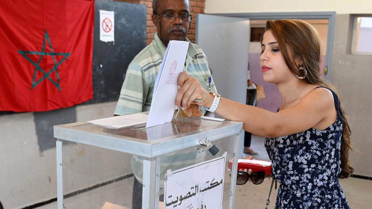 Une jeune Marocaine glisse son bulletin de vote dans l'urne, lors des élections législatives de 2016. 
