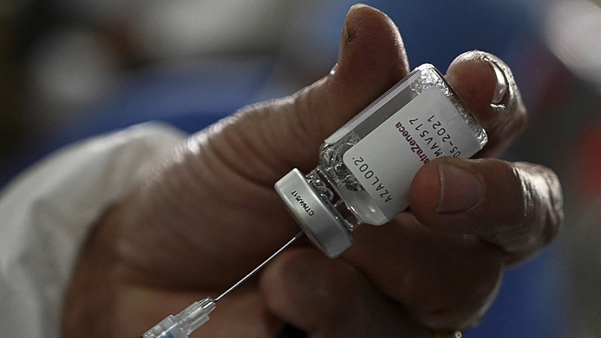 Une infirmière prépare une injection de vaccin AstraZeneca contre Covid-19 au centre de santé Alonso Suazo de Tegucigalpa, au Honduras, le 15 mars 2021. 
