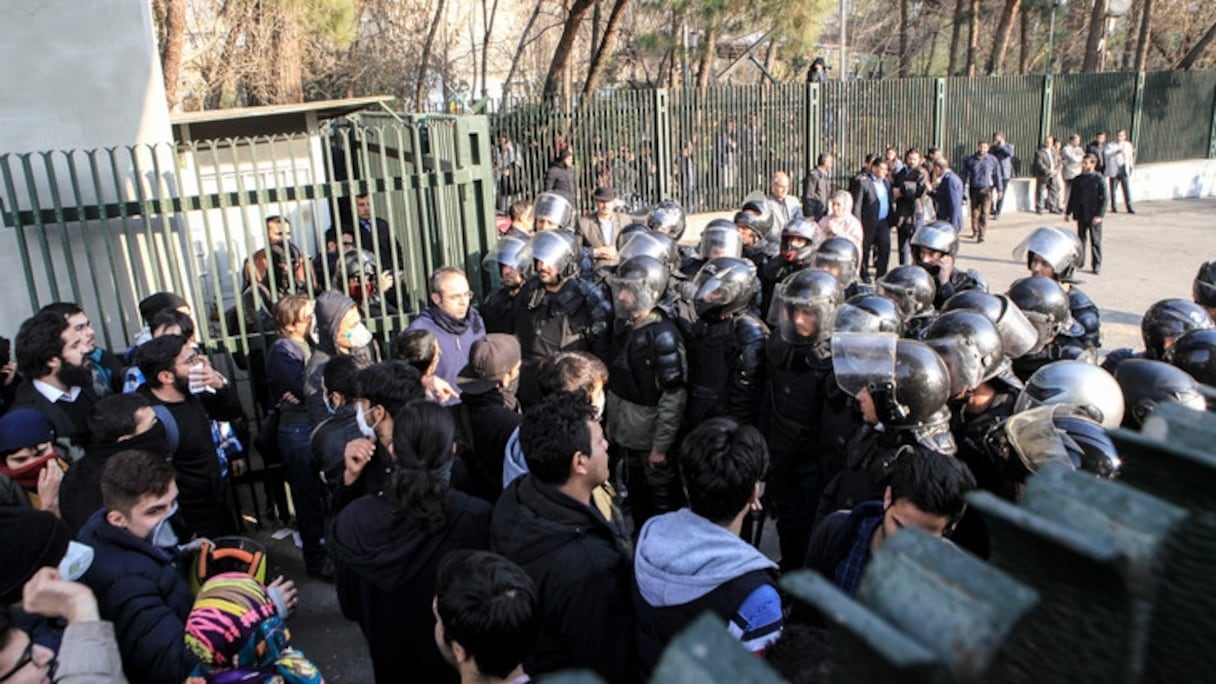 Des étudiants affrontent la police à l'université de Téhéran, le 30 décembre 2017.
