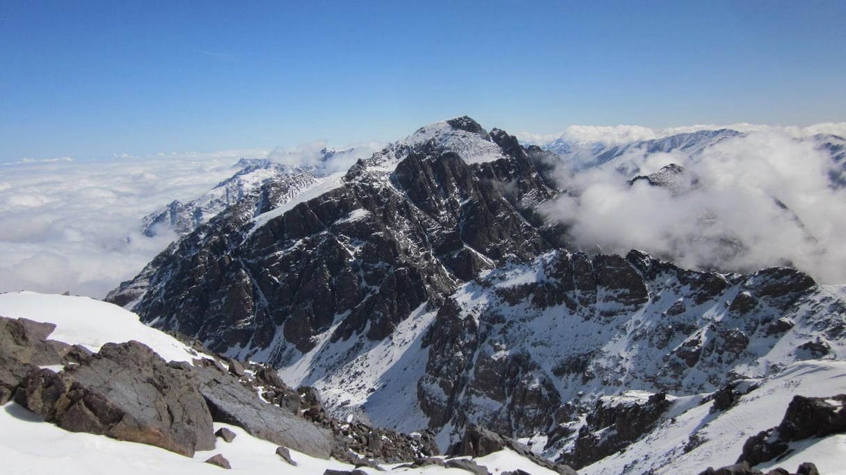 Jbel Ouanoukrim (Haut Atlas, à 70 km au sud de Marrakech, dans le parc national du Toubkal, mont culminant d'Afrique du Nord). Cette montagne, qui a deux cimes (Timesguida -4.089 mètres, et au nord Ras n'Ouanoukrim -4.083 mètres), est par son altitude le second sommet d'Afrique du Nord. 
