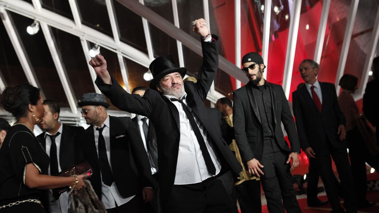 Coiffé d'un chapeau haut-de-forme noir, le chanteur s'est défoulé sur le tapis rouge, au grand bonheur d'un public qui porte dans son coeur cette légende vivante. 
