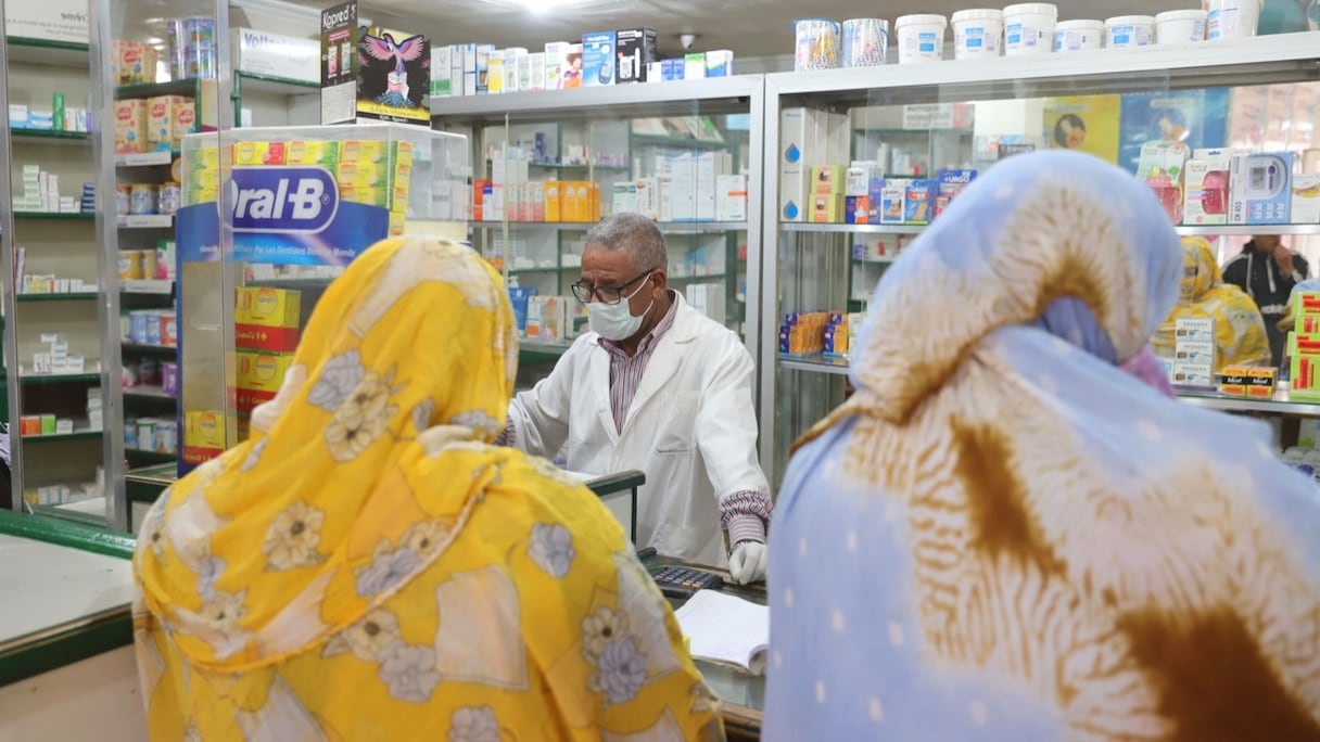 Rush sur les produits désinfectants et masques de protection dans les pharmacies au Maroc, ici à Laâyoune. 
