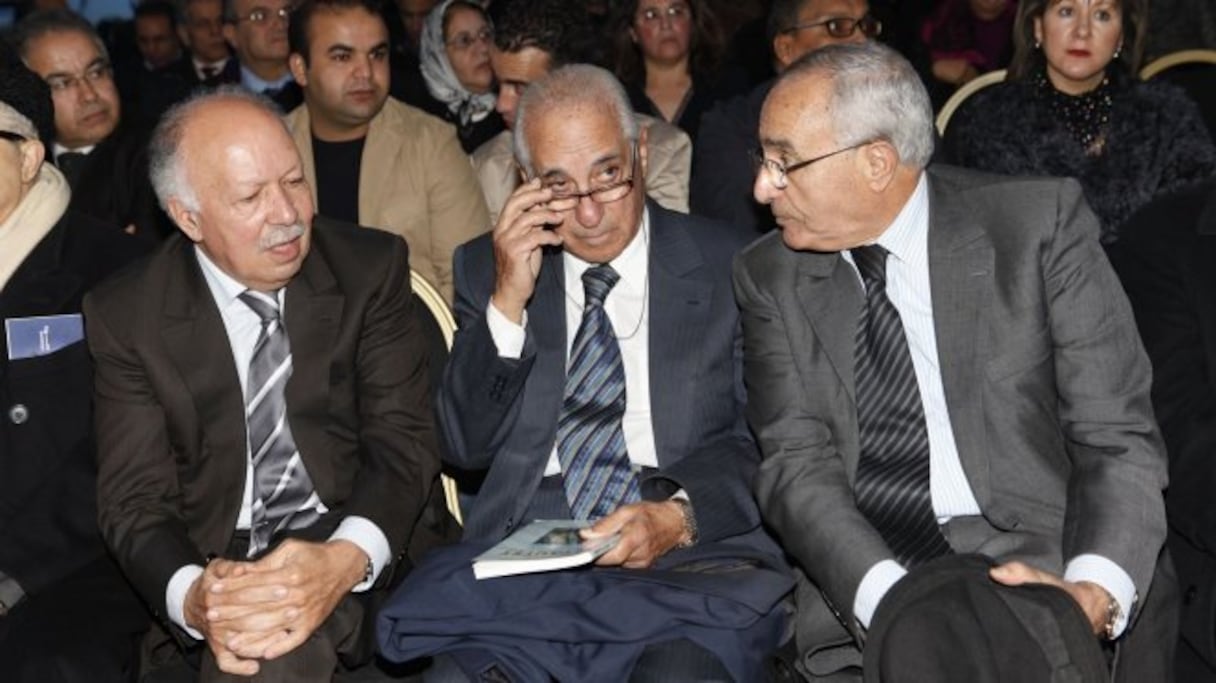 Abdelhak Lamrini entouré de Khalid Naciri, ancien ministre de la Communication, et Mustapha El Ktiri, haut commissaire aux anciens résistants et anciens membres de l'Armée de libération.
