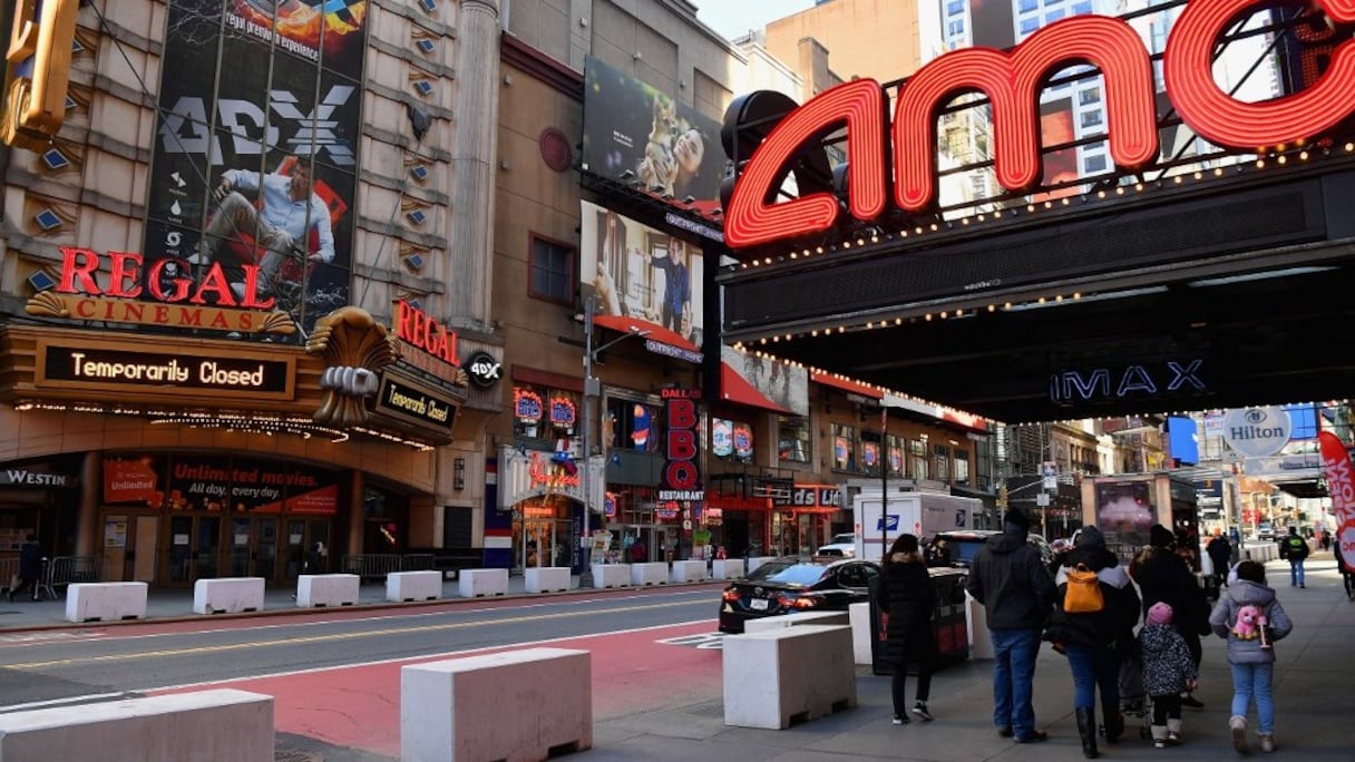 L'AMC Empire 25, près de Times Square, est ouvert, le 5 mars 2021. Les cinémas de New York rouvrent pour la première fois en un an après leur arrêt, à cause du coronavirus.
